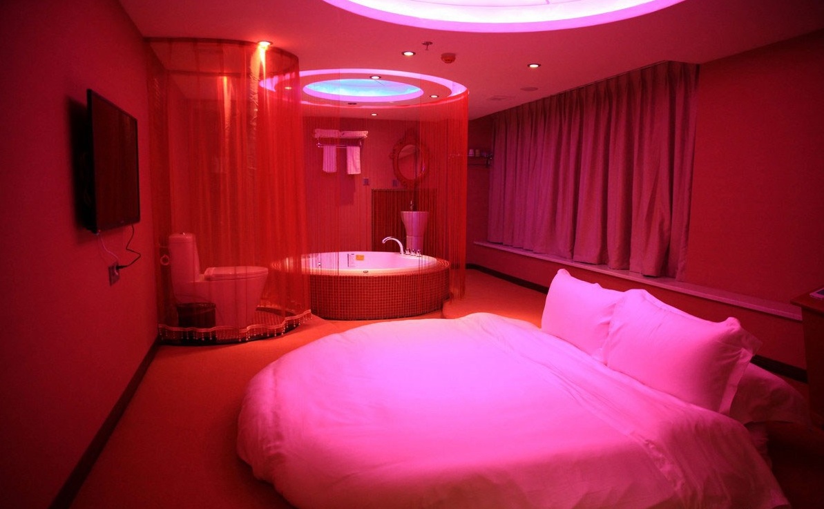 情侣主题酒店设计大圆床与纱帘之间妙用