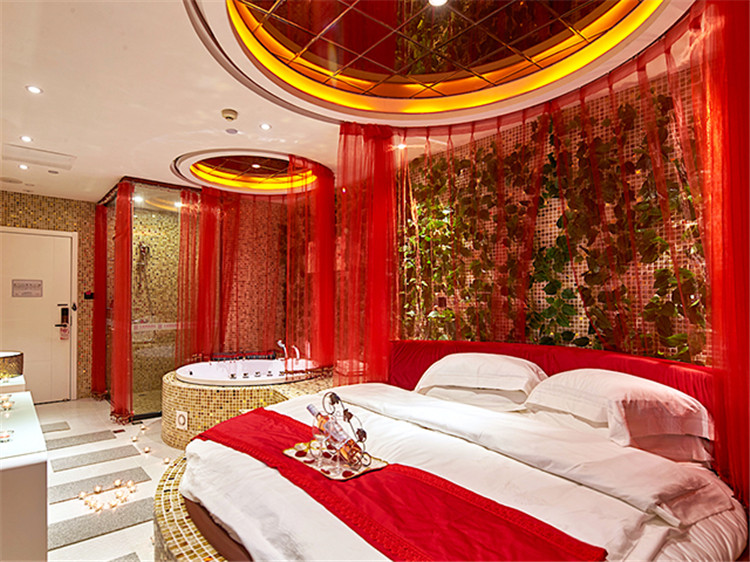  济南万爱情侣主题酒店设计突出浪漫  灯光设计更精彩
